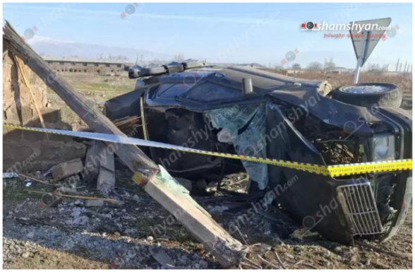 Գեղակերտ գյուղի սկզբնամասում «Mercedes»-ը բախվել է էլեկտրասյանը, կոտրել այն, այնուհետև բախվել է ճանապարհին կից կառուցված քարե պարսպին և կողաշրջվել․ 2 հոգի տեղափոխվել է հիվանդանոց